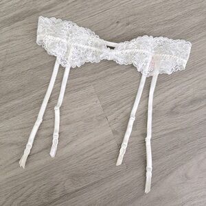 NWOT VICTORIA’S SECRET Jeweled White Lace Garterbelt, XS/S